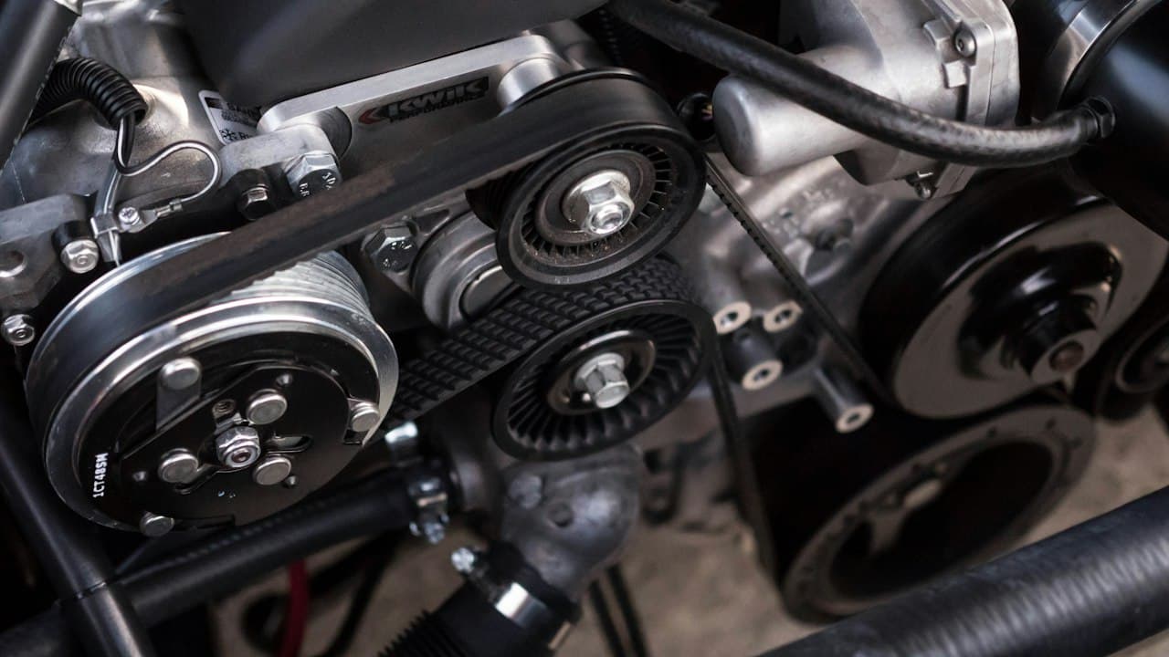 Detalj motora u automobilskoj radionici